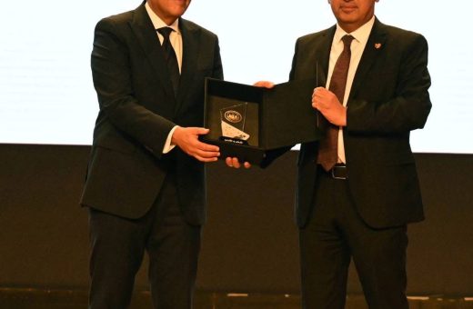 IMG 20260514 WA0042 رئيس جامعة ساكسوني مدبولي يكرم رئيس جامعة ساكسوني مصر تقديرًا لنجاحها في ربط الطلاب بسوق العمل المصري والدولي موقع في الجامعة