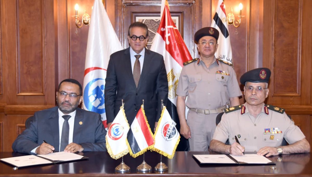 IMG 20260517 WA0077 القوات المسلحة توقع بروتوكول تعاون مع وزارة الصحة القوات المسلحة توقع بروتوكول تعاون مع وزارة الصحة وتفتتح مركز الباثولوجي بمعامل البحوث الطبية وبنك الدم موقع في الجامعة