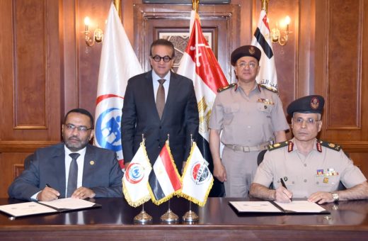 IMG 20260517 WA0077 القوات المسلحة توقع بروتوكول تعاون مع وزارة الصحة القوات المسلحة توقع بروتوكول تعاون مع وزارة الصحة وتفتتح مركز الباثولوجي بمعامل البحوث الطبية وبنك الدم موقع في الجامعة