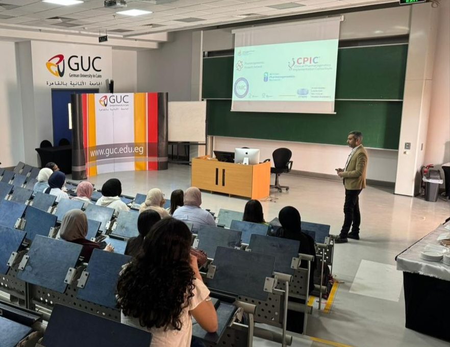 IMG 20260518 WA0053 الجامعة الألمانية بالقاهرة من التعليم إلى التطبيق.. ورشة عمل بالجامعة الألمانية بالقاهرة تستعرض أحدث مسارات الصيدلة الإكلينيكية موقع في الجامعة