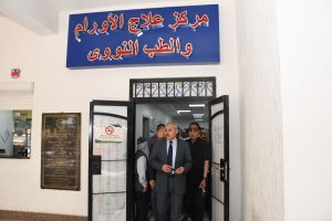 رئيس جامعة قناة السويس يتفقد مركز الأورام والطب النووي.. ويحاور المرضى داخل المركز 4 IMG 20260519 WA0093 رئيس جامعة قناة السويس يتفقد مركز الأورام رئيس جامعة قناة السويس يتفقد مركز الأورام والطب النووي.. ويحاور المرضى داخل المركز موقع في الجامعة