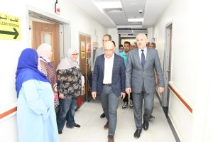 رئيس جامعة قناة السويس يتفقد مركز الأورام والطب النووي.. ويحاور المرضى داخل المركز 6 IMG 20260519 WA0094 رئيس جامعة قناة السويس يتفقد مركز الأورام رئيس جامعة قناة السويس يتفقد مركز الأورام والطب النووي.. ويحاور المرضى داخل المركز موقع في الجامعة