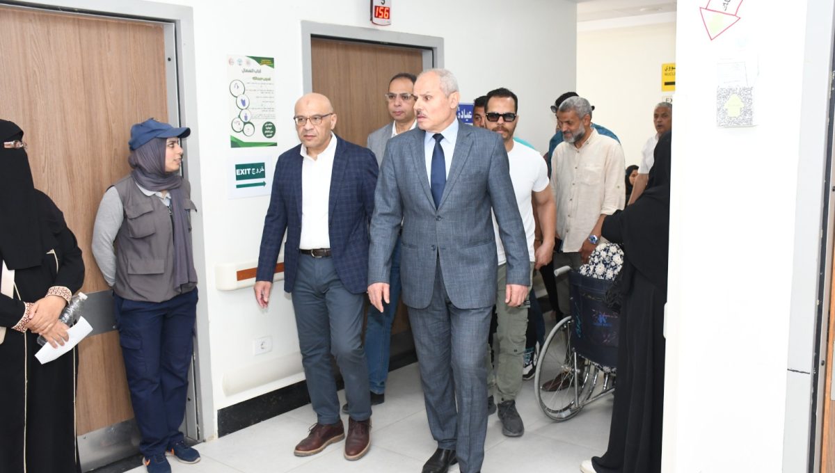 IMG 20260519 WA0095 رئيس جامعة قناة السويس يتفقد مركز الأورام رئيس جامعة قناة السويس يتفقد مركز الأورام والطب النووي.. ويحاور المرضى داخل المركز موقع في الجامعة