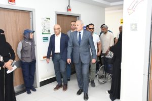 IMG 20260519 WA0095 رئيس جامعة قناة السويس يتفقد مركز الأورام رئيس جامعة قناة السويس يتفقد مركز الأورام والطب النووي.. ويحاور المرضى داخل المركز موقع في الجامعة