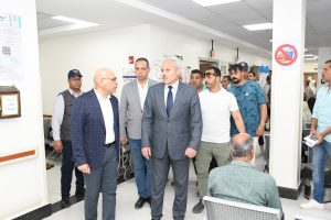 رئيس جامعة قناة السويس يتفقد مركز الأورام والطب النووي.. ويحاور المرضى داخل المركز 2 رئيس جامعة قناة السويس يتفقد مركز الأورام والطب النووي