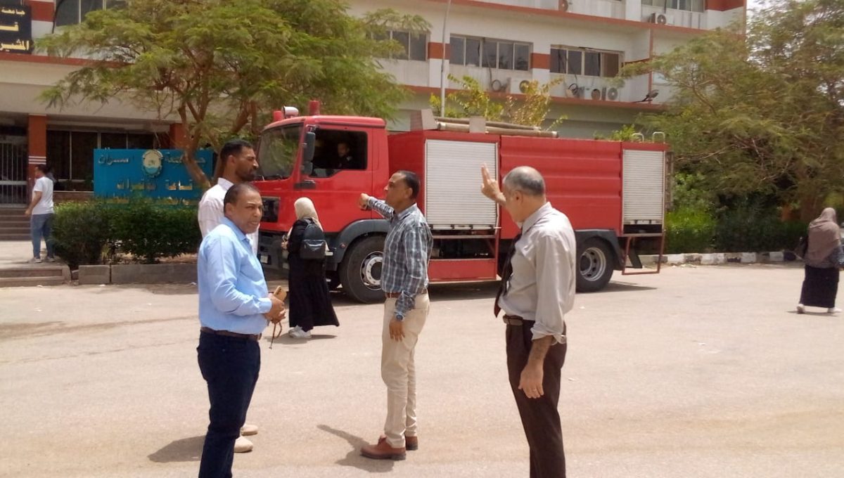 IMG 20260520 WA0059 جامعة أسوان ترفع درجة الاستعداد القصوى لمواجهة موجة الحر.. جامعة أسوان ترفع درجة الاستعداد القصوى وتدفع بسيارات إطفاء لتأمين الحرم الجامعي موقع في الجامعة