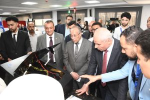 روبوت ذكي وتطبيق لخدمة الصم.. مشروعات تخرج طلاب الكلية المصرية الصينية تلفت الأنظار بجامعة قناة السويس 7 IMG 20260523 WA0042 الكلية المصرية الصينية روبوت ذكي وتطبيق لخدمة الصم.. مشروعات تخرج طلاب الكلية المصرية الصينية تلفت الأنظار بجامعة قناة السويس موقع في الجامعة
