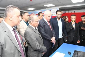 روبوت ذكي وتطبيق لخدمة الصم.. مشروعات تخرج طلاب الكلية المصرية الصينية تلفت الأنظار بجامعة قناة السويس 2 مشروعات تخرج طلاب الكلية المصرية الصينية تلفت الأنظار بجامعة قناة السويس
