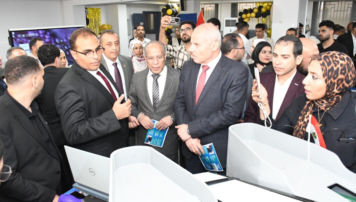 IMG 20260523 WA0046 الكلية المصرية الصينية روبوت ذكي وتطبيق لخدمة الصم.. مشروعات تخرج طلاب الكلية المصرية الصينية تلفت الأنظار بجامعة قناة السويس موقع في الجامعة
