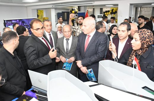 IMG 20260523 WA0046 وزير الخارجية روبوت ذكي وتطبيق لخدمة الصم.. مشروعات تخرج طلاب الكلية المصرية الصينية تلفت الأنظار بجامعة قناة السويس موقع في الجامعة
