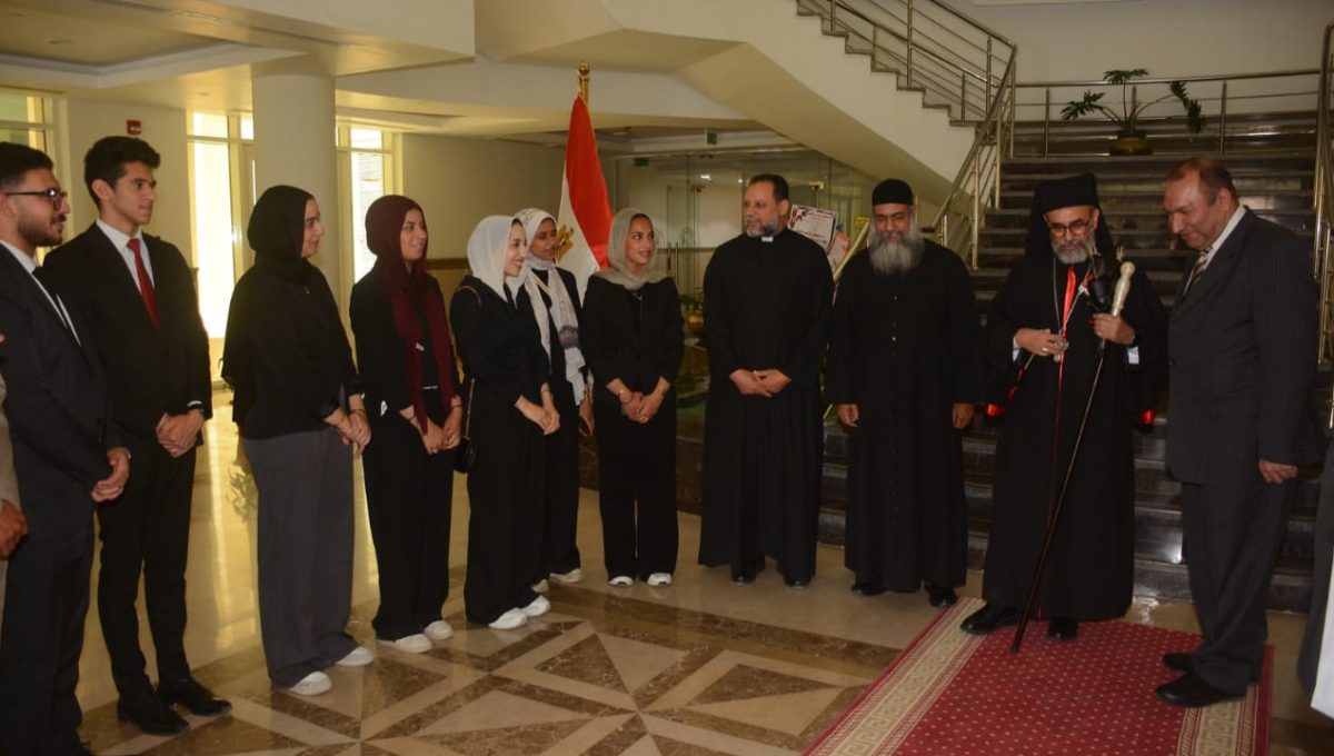 طلاب جامعة أسيوط الأهلية يرحبون بالأنبا دانيال في مشهد وطني مميز