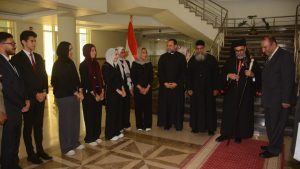 بالورود والصور التذكارية.. طلاب جامعة أسيوط الأهلية يرحبون بالأنبا دانيال في مشهد وطني مميز 5 طلاب جامعة أسيوط الأهلية يرحبون بالأنبا دانيال في مشهد وطني مميز