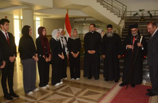 طلاب جامعة أسيوط الأهلية يرحبون بالأنبا دانيال في مشهد وطني مميز