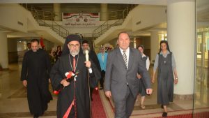 بالورود والصور التذكارية.. طلاب جامعة أسيوط الأهلية يرحبون بالأنبا دانيال في مشهد وطني مميز 7 IMG 20260524 WA0062 جامعة أسيوط الأهلية بالورود والصور التذكارية.. طلاب جامعة أسيوط الأهلية يرحبون بالأنبا دانيال في مشهد وطني مميز موقع في الجامعة