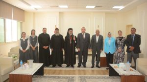 بالورود والصور التذكارية.. طلاب جامعة أسيوط الأهلية يرحبون بالأنبا دانيال في مشهد وطني مميز 2 IMG 20260524 WA0065 جامعة أسيوط الأهلية بالورود والصور التذكارية.. طلاب جامعة أسيوط الأهلية يرحبون بالأنبا دانيال في مشهد وطني مميز موقع في الجامعة