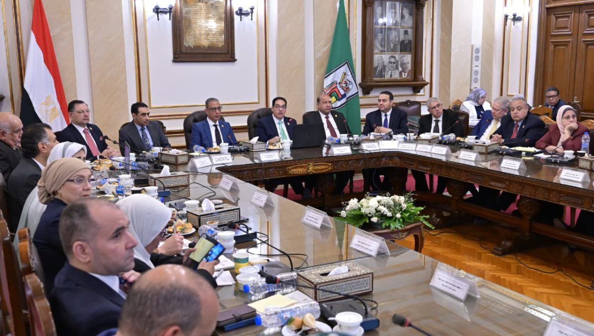 IMG 20260525 WA0021 قرارات جديدة من مجلس جامعة القاهرة بحضور محافظ الجيزة.. قرارات جديدة من مجلس جامعة القاهرة لدعم البحث العلمي وتطوير الخدمات التعليمية موقع في الجامعة
