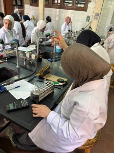IMG 20260525 WA0044 طلاب القطاع الصحي بجامعة القاهرة الأهلية وسط تنظيم دقيق.. طلاب القطاع الصحي بجامعة القاهرة الأهلية يؤدون امتحاناتهم العملية| صور موقع في الجامعة