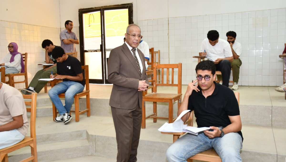 IMG 20260531 WA0054 رئيس جامعة قناة السويس يتابع امتحانات الطب البيطري رئيس جامعة قناة السويس يتابع امتحانات الطب البيطري يؤكد: 90% من الاختبارات تُجرى إلكترونيًا موقع في الجامعة