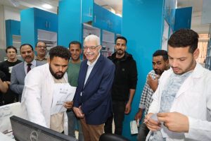 IMG 0866 رئيس جامعة المنوفية رئيس جامعة المنوفية يتفقد صيدلية الإسعاف بالمجمع الطبي ويشيد بانضباط العمل موقع في الجامعة