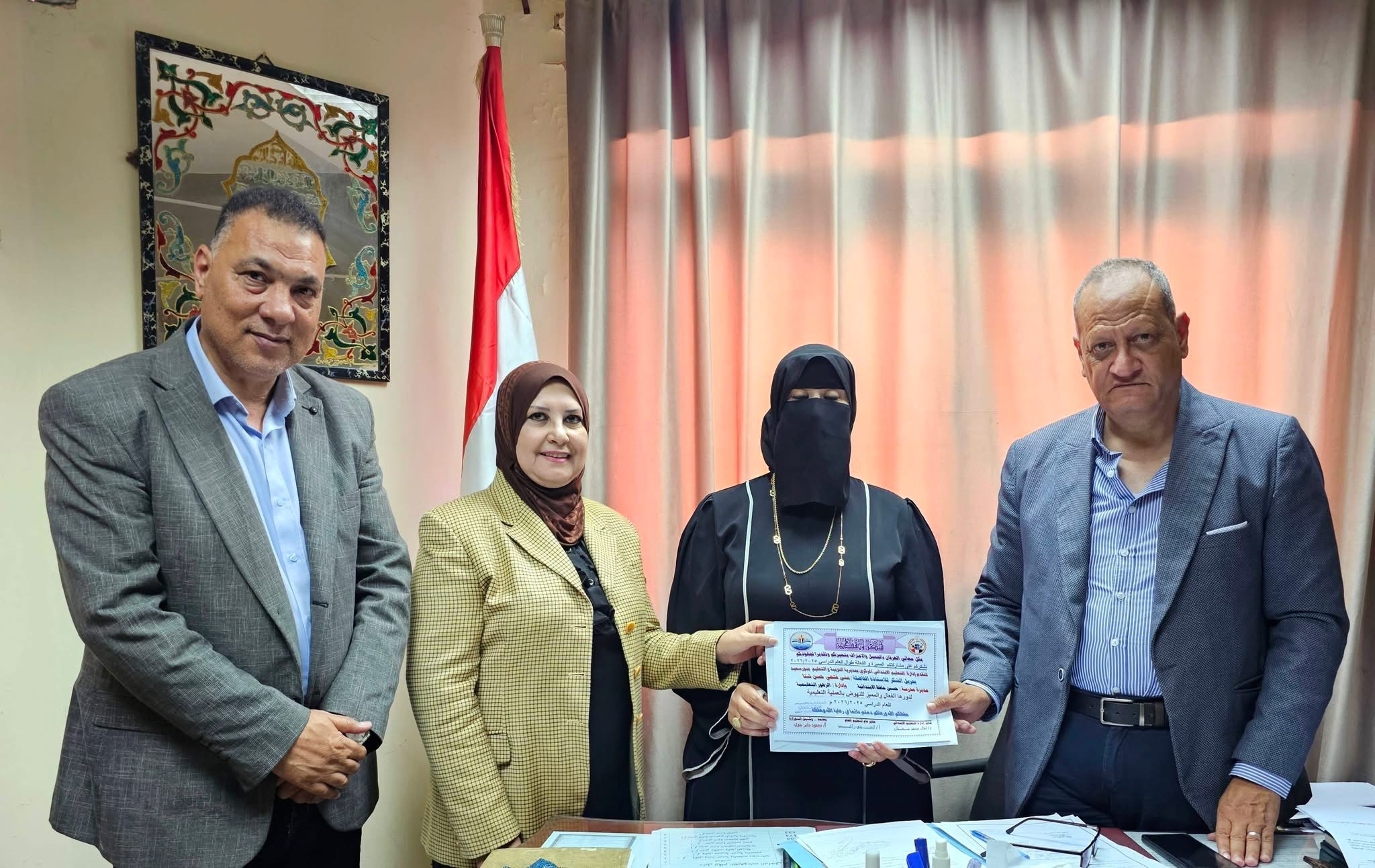 وكيل تعليم بورسعيد يكرّم مديرة مدرسة