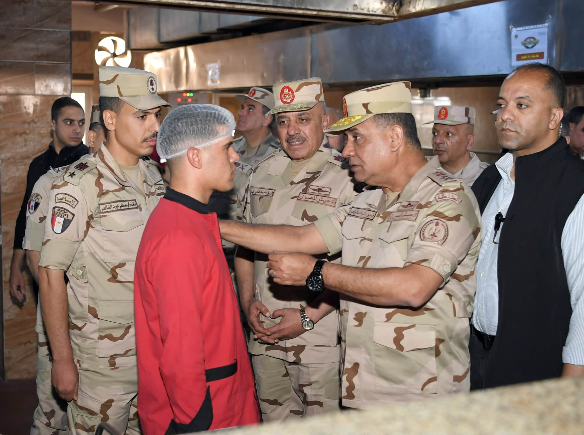 IMG 8029 القائد العام للقوات المسلحة القائد العام للقوات المسلحة يتفقد إحدى وحدات التدريب الأساسي للمجندين موقع في الجامعة