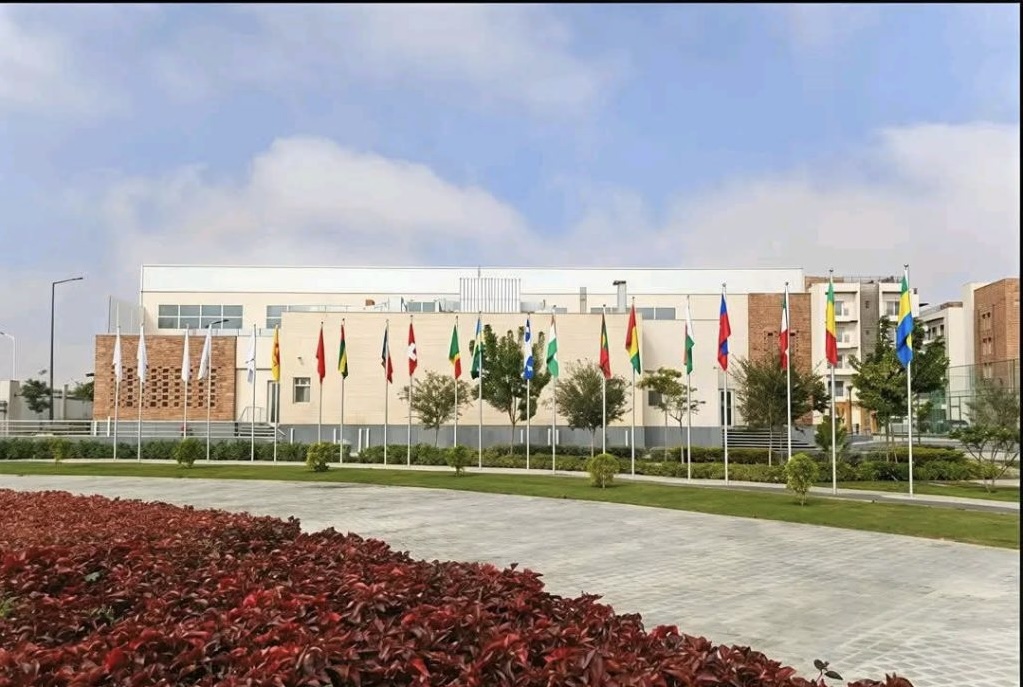 IMG 8347 السيسي وماكرون يدشنان جامعة سنجور ببرج العرب السيسي وماكرون يفتتحان الحرم الجديد لجامعة “سنجور” اليوم.. أبرز المعلومات عن الجامعة موقع في الجامعة