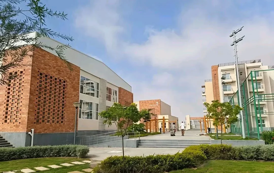 IMG 8428 1 تفاصيل المنح الكاملة لجامعة سنجور بعد افتتاحها من السيسي وماكرون.. تفاصيل المنح الكاملة لجامعة سنجور بالإسكندرية موقع في الجامعة