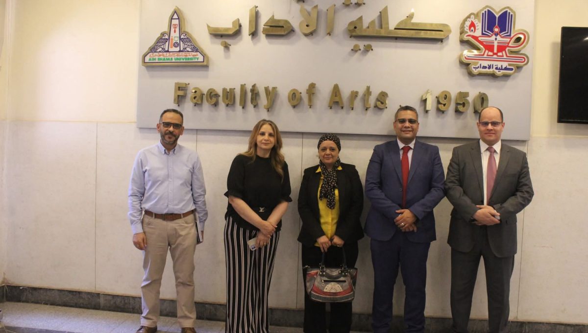 IMG 8843 كلية الآداب بعين شمس 860 جهاز لابتوب.. كلية الآداب بعين شمس تفعّل معامل الاختبارات الإلكترونية موقع في الجامعة