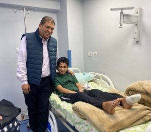 قصر العيني ينجح في علاج حالة نادرة عالمياً لطفل يعاني من آلام “الصواعق الكهربائية” بمستشفى أبو الريش المنيرة 6 IMG ٢٠٢٦٠٥١٣ ١٨٠٥٤٩ قصر العيني ينجح في علاج حالة نادرة عالمياً لطفل قصر العيني ينجح في علاج حالة نادرة عالمياً لطفل يعاني من آلام “الصواعق الكهربائية” بمستشفى أبو الريش المنيرة موقع في الجامعة