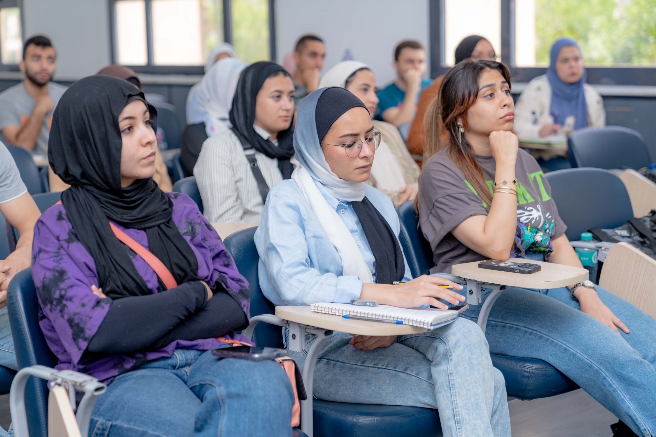 كلية إدارة الأعمال الدولية والعلوم الإنسانية