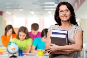sonrisa mujer profesora libros sobre fondo clase 488220 60220 استخدام منصة أبناؤنا في الخارج الجديدة السيستم خارج الخدمة.. شكاوى من صعوبة استخدام منصة “أبناؤنا في الخارج” الجديدة ومطالبات بتدخل عاجل موقع في الجامعة