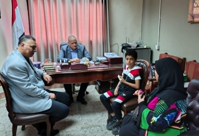 وكيل تعليم بورسعيد يطمئن على صحة الطالب يوسف بعد بتر إصبعه