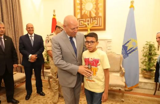 "نفسي في لابتوب".. محافظ القاهرة يحقق أمنية طالب بالتربية الفكرية