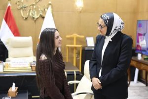 1782154375067 محافظ الوادي الجديد تلتقي الطالبة جونير رضاني محافظ الوادي الجديد تلتقي الطالبة جونير رضاني قبل مشاركتها في بيلاروسيا ممثلةً لمصر موقع في الجامعة