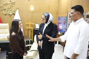 1782154380328 محافظ الوادي الجديد تلتقي الطالبة جونير رضاني محافظ الوادي الجديد تلتقي الطالبة جونير رضاني قبل مشاركتها في بيلاروسيا ممثلةً لمصر موقع في الجامعة