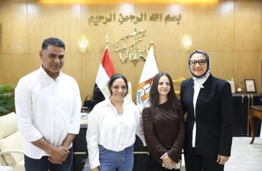 محافظ الوادي الجديد تلتقي الطالبة جونير رضاني 
