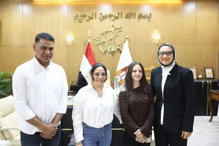 محافظ الوادي الجديد تلتقي الطالبة جونير رضاني 