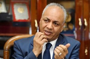 مصطفي بكري: راتب رئيس الجامعة 17 ألف والعميد 15 