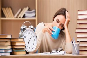 السهر يهدد تركيز طلاب الثانوية العامة