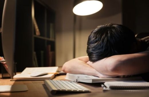 205 200054 exhausted overworked young man studying sleeping السهر يهدد تركيز طلاب الثانوية العامة السهر يهدد تركيز طلاب الثانوية العامة.. 5 نصائح لتنظيم النوم وتحسين الأداء في الامتحانات موقع في الجامعة