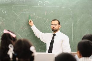 5e5b54276ab8d ظاهرة الاعتداء على المعلمين خبراء يحللون لـ"في الجامعة" ظاهرة الاعتداء على المعلمين: أزمة قيم لا أزمة امتحانات موقع في الجامعة
