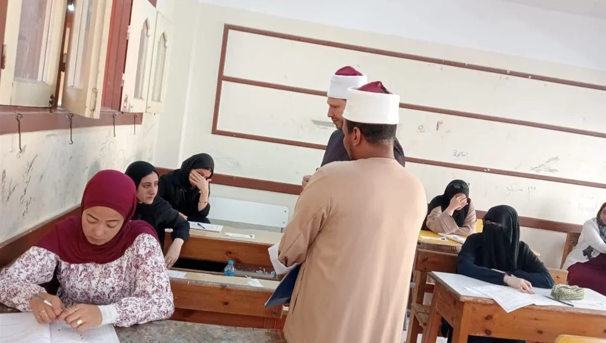 موقف إنساني داخل لجنة الامتحان.. رئيس منطقة الإسكندرية الأزهرية يواسي طالبة فقدت والدها ويُوجه بدعمها 
