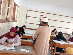 موقف إنساني داخل لجنة الامتحان.. رئيس منطقة الإسكندرية الأزهرية يواسي طالبة فقدت والدها ويُوجه بدعمها 2 موقف إنساني داخل لجنة الامتحان.. رئيس منطقة الإسكندرية الأزهرية يواسي طالبة فقدت والدها ويُوجه بدعمها