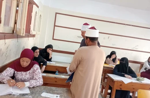 موقف إنساني داخل لجنة الامتحان.. رئيس منطقة الإسكندرية الأزهرية يواسي طالبة فقدت والدها ويُوجه بدعمها 