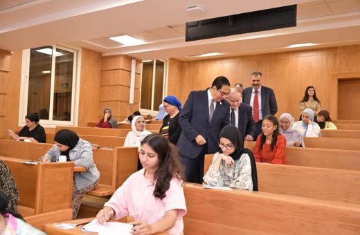 رئيس جامعة القاهرة يتفقد امتحانات الأهلية والفرع الدولي ويؤكد جاهزية منظومة الاختبارات الإلكترونية