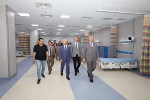 رئيس جامعة المنيا يتفقد المستشفى الثلاثي ووحدة طب الأسرة