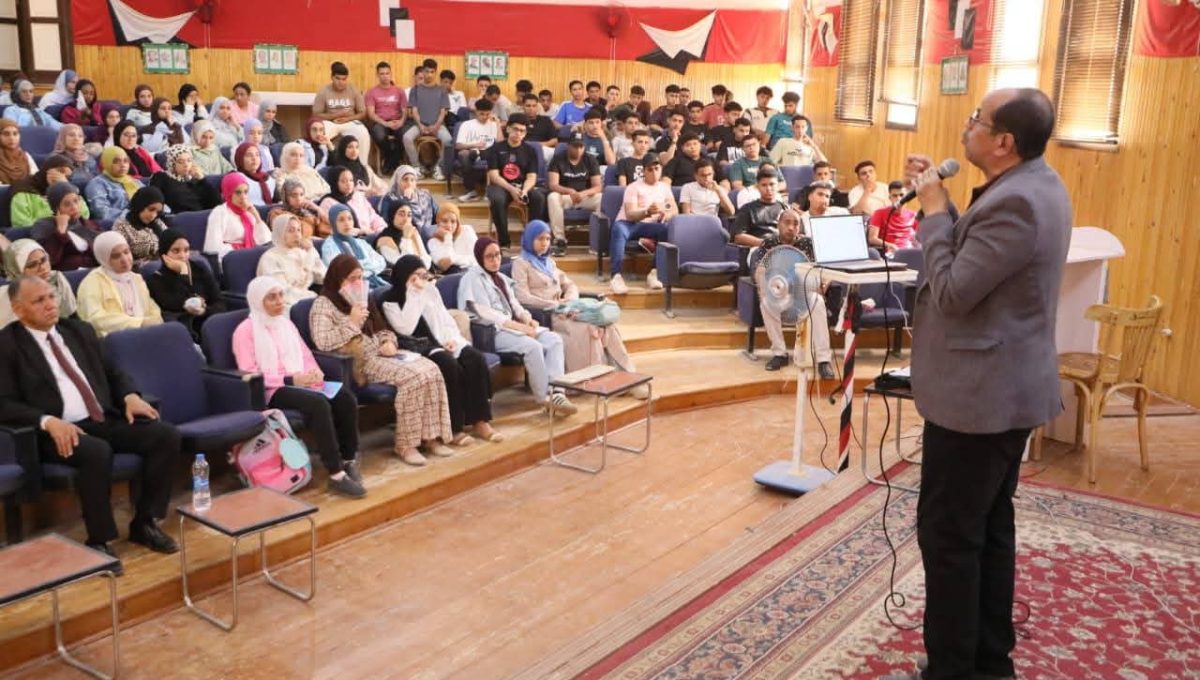 قوافل تعليمية مجانية لطلاب الثانوية العامة بالوادي الجديد.. دعم مباشر وشرح مكثف لرفع مستوى الطلاب