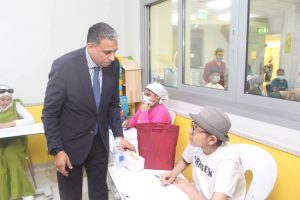 عزيمة لا تكسرها الآلام.. مدير «تعليم الجيزة» يشارك أبطال "57357" امتحانات الإعدادية ويؤكد: الدولة خلفهم دائمًا 3 تعليم الجيزة يشارك أبطال "57357" امتحانات الإعدادية