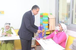 عزيمة لا تكسرها الآلام.. مدير «تعليم الجيزة» يشارك أبطال "57357" امتحانات الإعدادية ويؤكد: الدولة خلفهم دائمًا 2 تعليم الجيزة يشارك أبطال "57357" امتحانات الإعدادية