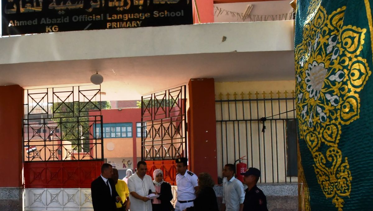 FB IMG 1782029420700 الثانوية العامة 2026 محافظ أسوان يتفقد لجنة المكفوفين في أول أيام الثانوية العامة 2026 ويوجه بتوفير الهدوء والدعم للطلاب موقع في الجامعة